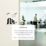 placa quadrada em acrílico numa porta de madeira num escritório