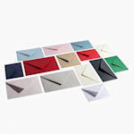 Uma seleção de envelopes coloridos em vários tons e tamanhos diferentes.