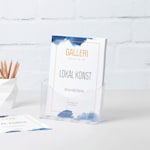 Ett broschyrställ i plast i A4-storlek med flyers för ett galleri står på ett bord bredvid en pennhållare.