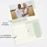 En specialdesignad väggkalender med månadsindelning som visar ett foto av en familj. Anteckningar visar att du kan anpassa kalenderns startmånad och lägga till speciella datum.
