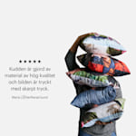 En person som håller i en hög med fotokuddar. En kundrecension för specialdesignade kuddar lyder: ”Kuddens material är av hög kvalitet, och bilden har skarpt tryck.”