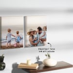 Två specialdesignade kanvastavlor upphängda på en vägg föreställande en familj på en strand samt en notering att kanvastavlorna har ett ljust och färgäkta tryck.