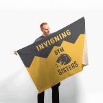 En man som håller en stor flagga med text om nyöppning av ett gym.