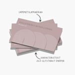 En hög visitkort med softtouch-yta för ett konsultbolag med en anteckning om att de är framställda av ett iögonenfallande och slitstarkt papper och också har en ”sammetsliknande” laminering.