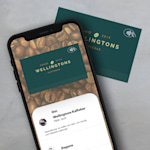 Visitkort med QR-kod för ett café visas både fysiskt och digitalt på en mobiltelefon.