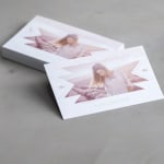 Une pile de cartes de visite Soft Touch pour un studio photo.