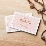 Ein Stapel Soft-Touch-Visitenkarten für eine Designerin namens Tilly Kortig.