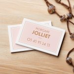 Une pile de cartes de visite Soft Touch pour une personne nommée Tilly Fowler.