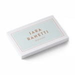 Una pila di biglietti da visita in carta effetto lino per Kiki Ramirez, responsabile di un’impresa.
